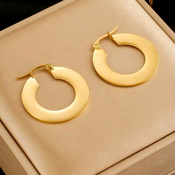 Smooth gp minimalist huggies; thin & light weight; not big or tiny; 1.18"; nwot - Picture 5 of 7